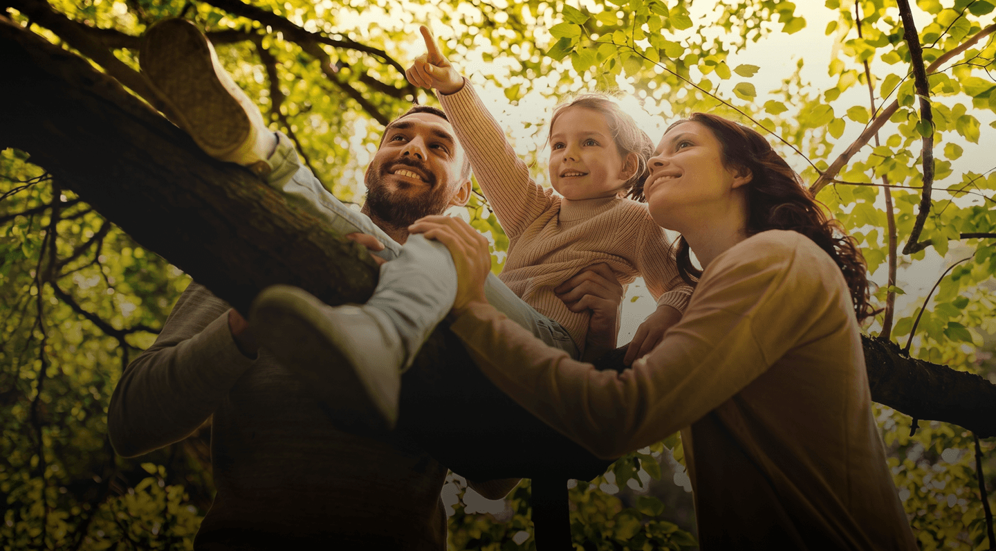 Familia caminando bajo un arbol en Los Robles